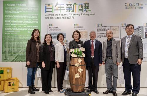 北科大《百年新釀：百年北科文資薪傳紀實系列特展》，文發系策展團隊與校長王錫福（右三起）、文化部文化資產局長陳濟民、北科大校友總會總會長張山立合影。圖片